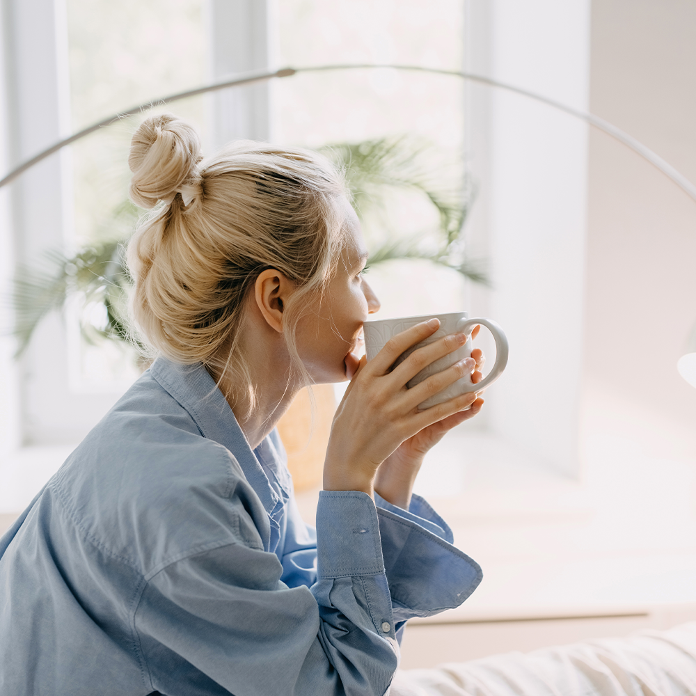 Jeune femme qui boit une tisane