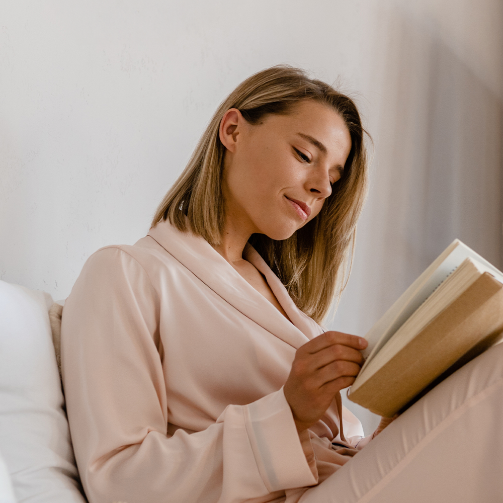 Jeune femmme en train de lire un livre