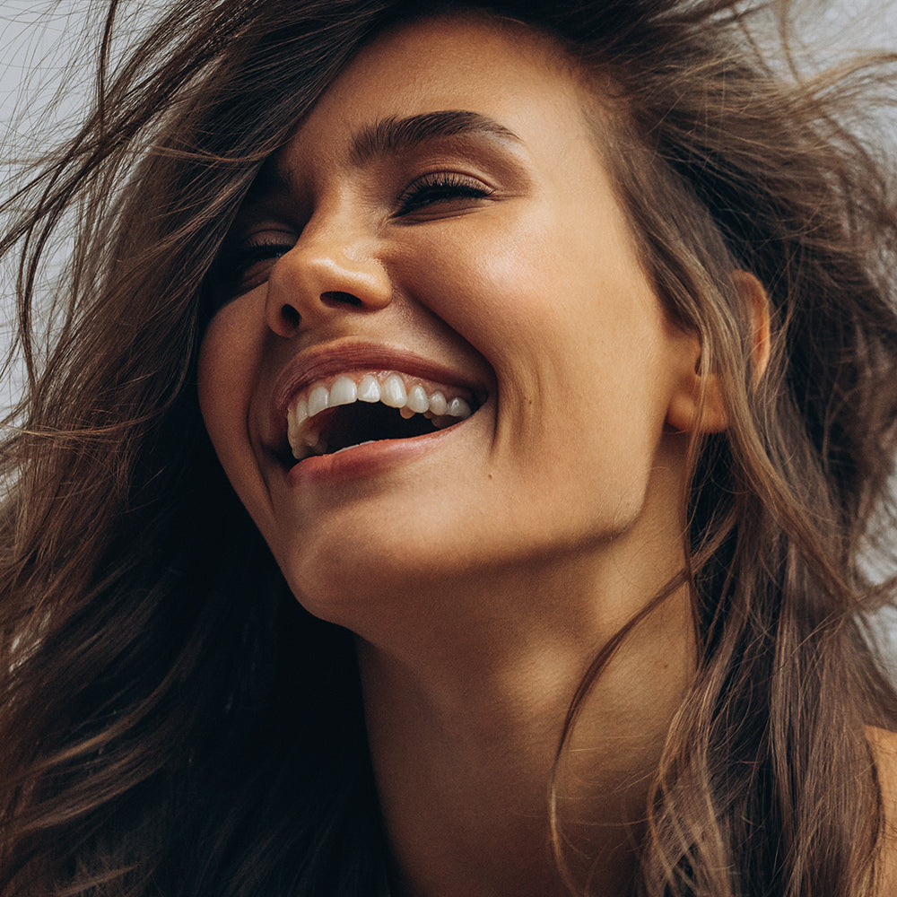 Femme avec une grande joie de vivre et de liberté