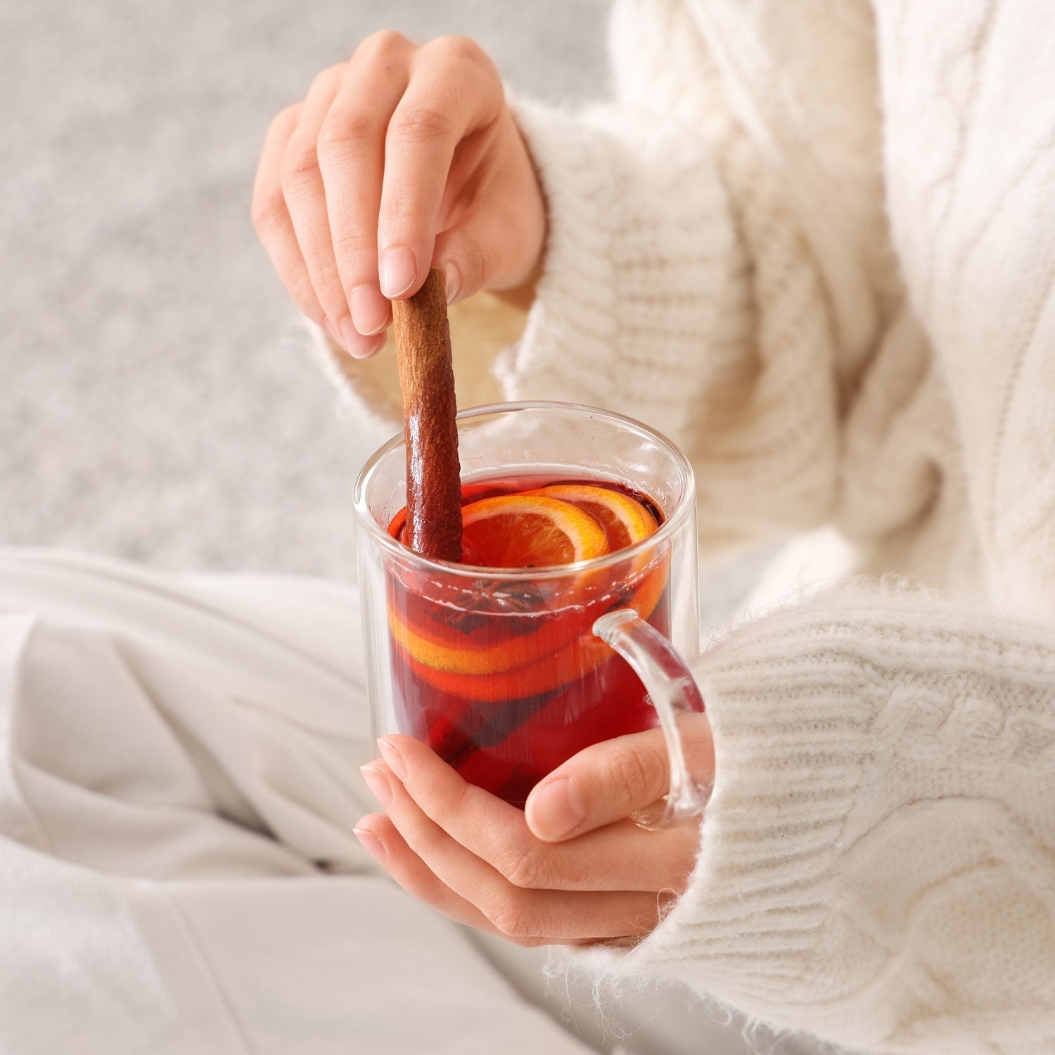 Tasse transparente avec un grog sans alcool et des lamelles de citrion