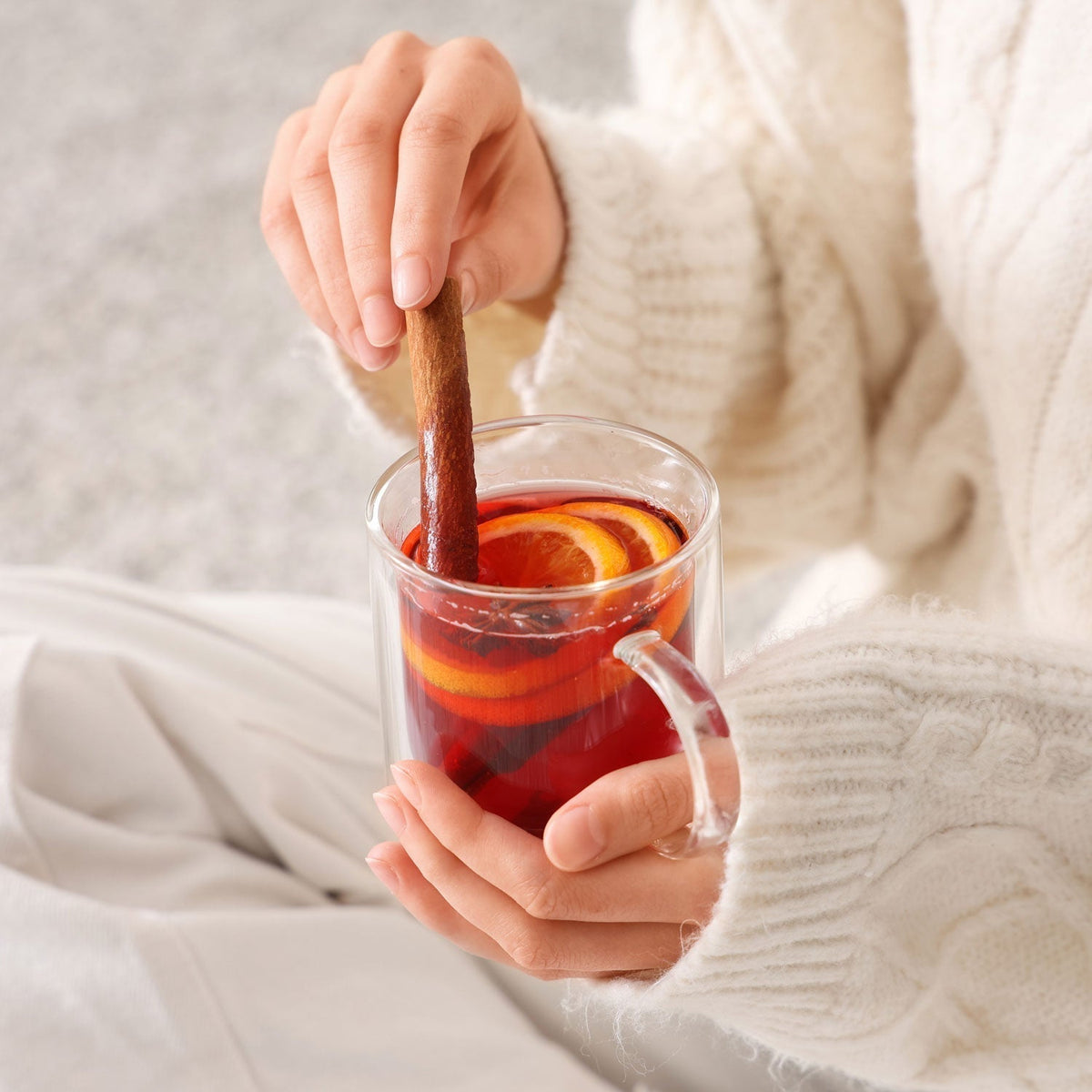Tasse transparente avec un grog sans alcool et des lamelles de citrion