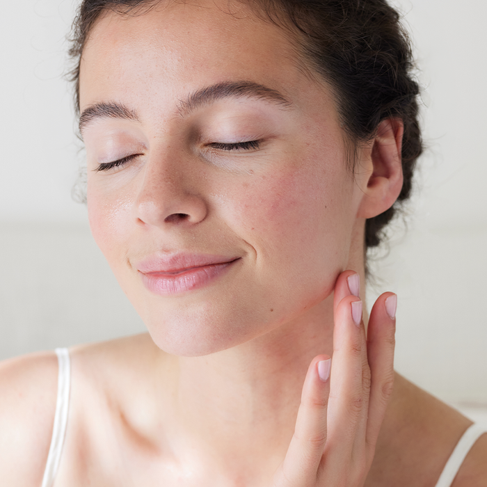 Visage d'une femme avec une peau de verre (glass skin)