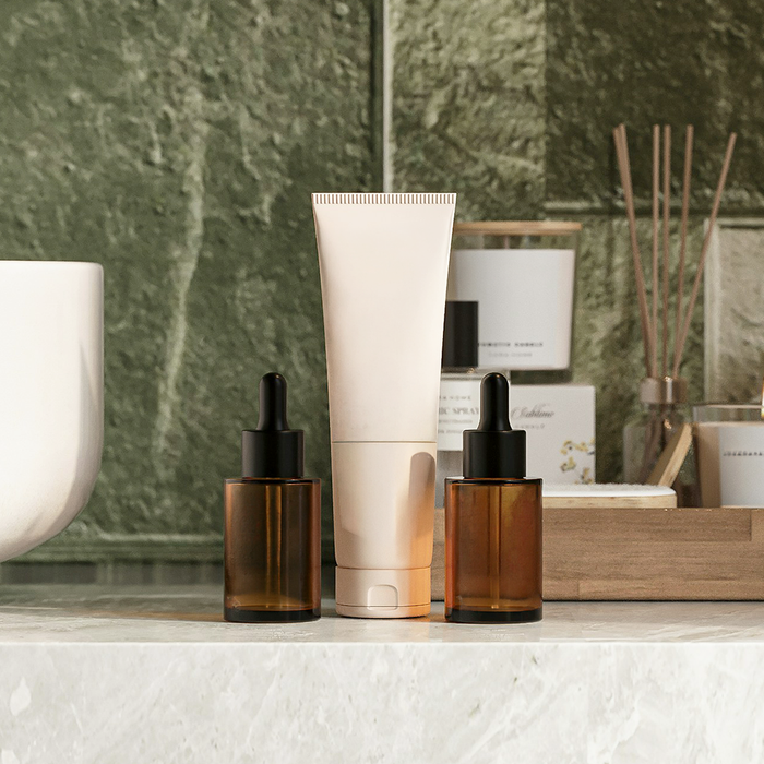 Produits neutres posés sur la table d'une salle de bain