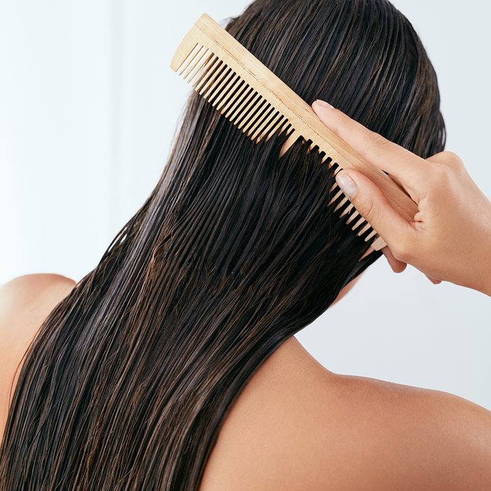 Femme qui se peigne les cheveux