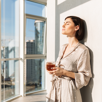 Femme bronzant dehors