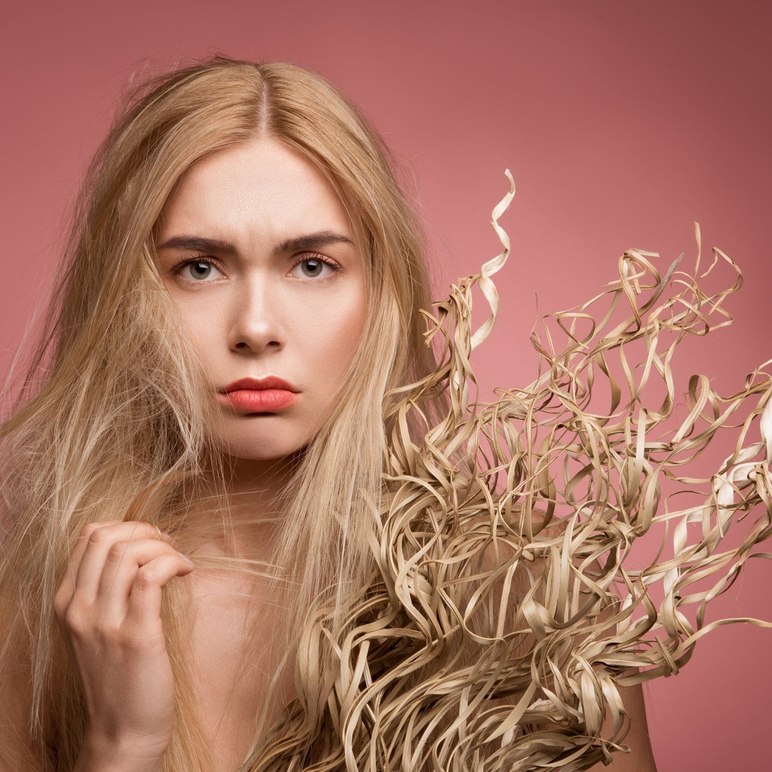 Femme avec des cheveux secs