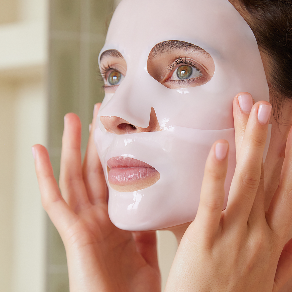 Visage d'une femme avec un masque coréen au collagène